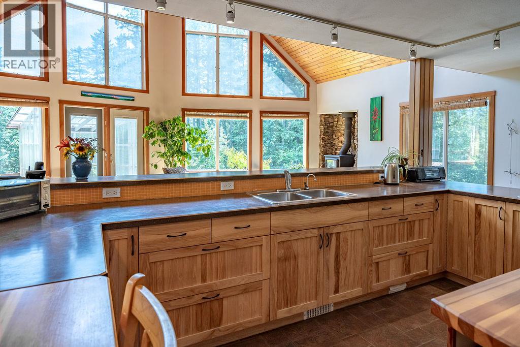 6105 Pine Ridge Road, Kaslo