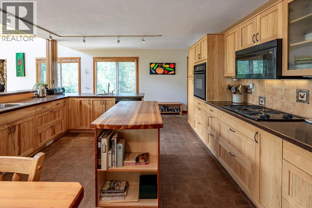 6105 Pine Ridge Road, Kaslo