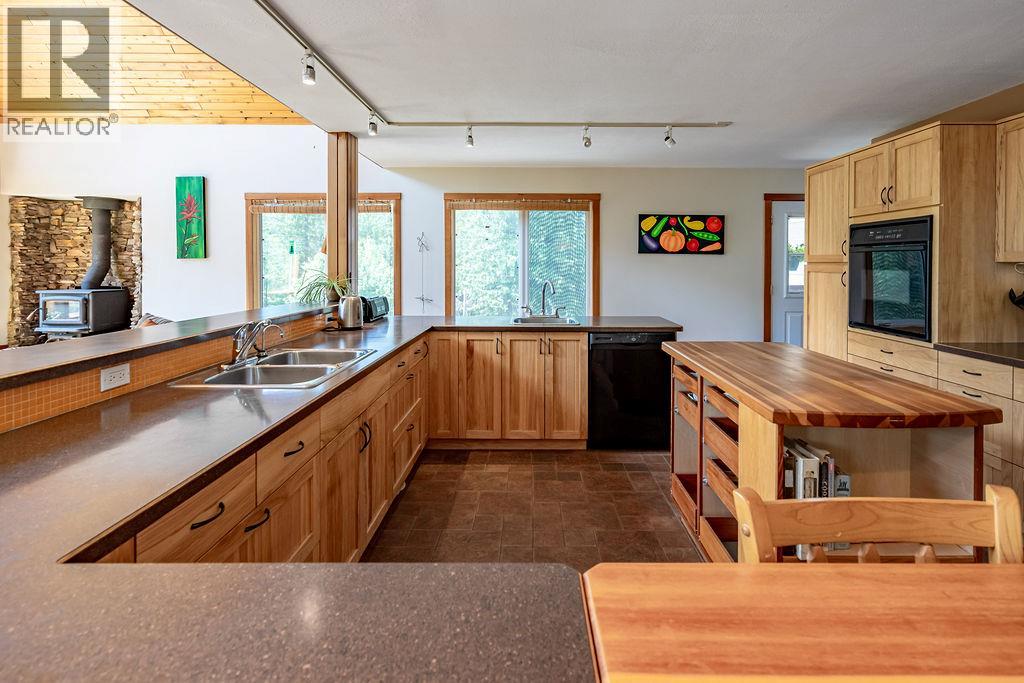 6105 Pine Ridge Road, Kaslo