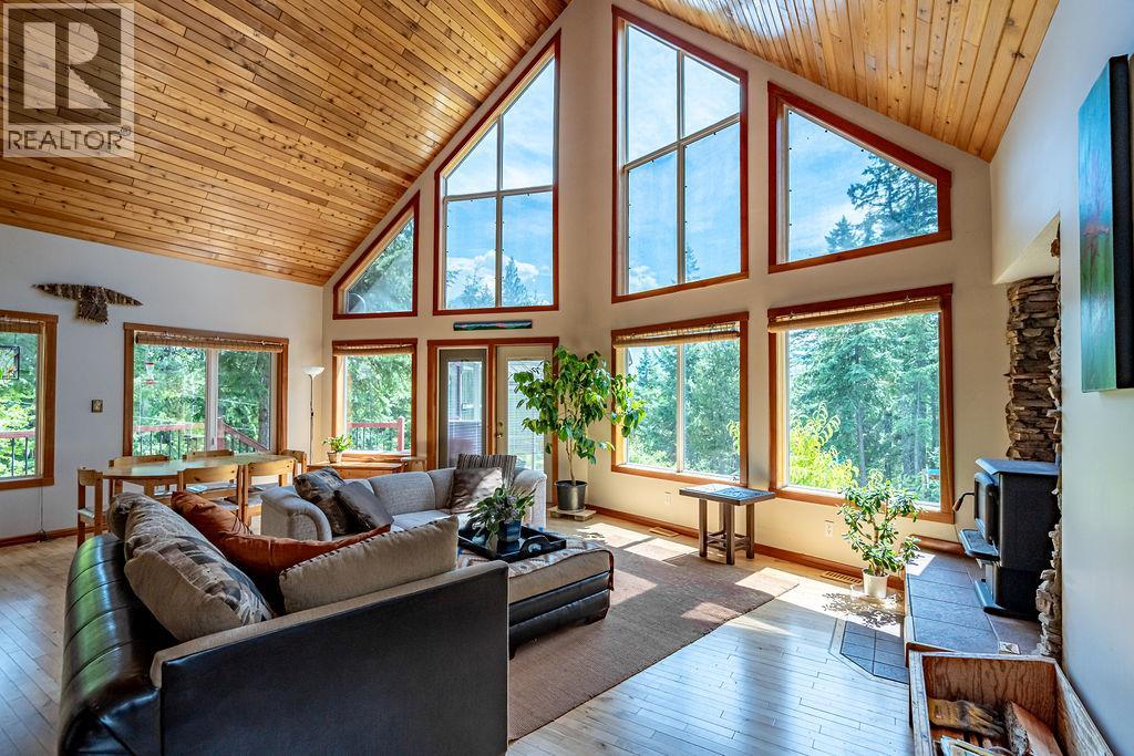 6105 Pine Ridge Road, Kaslo