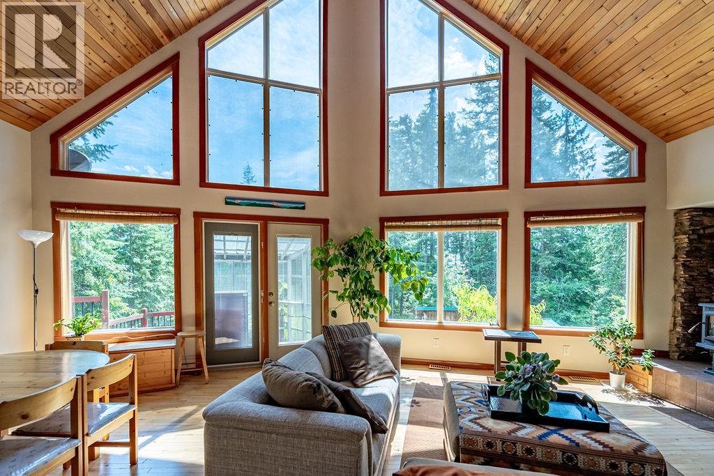 6105 Pine Ridge Road, Kaslo