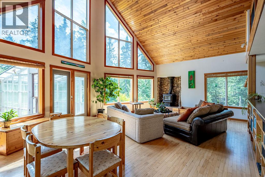 6105 Pine Ridge Road, Kaslo