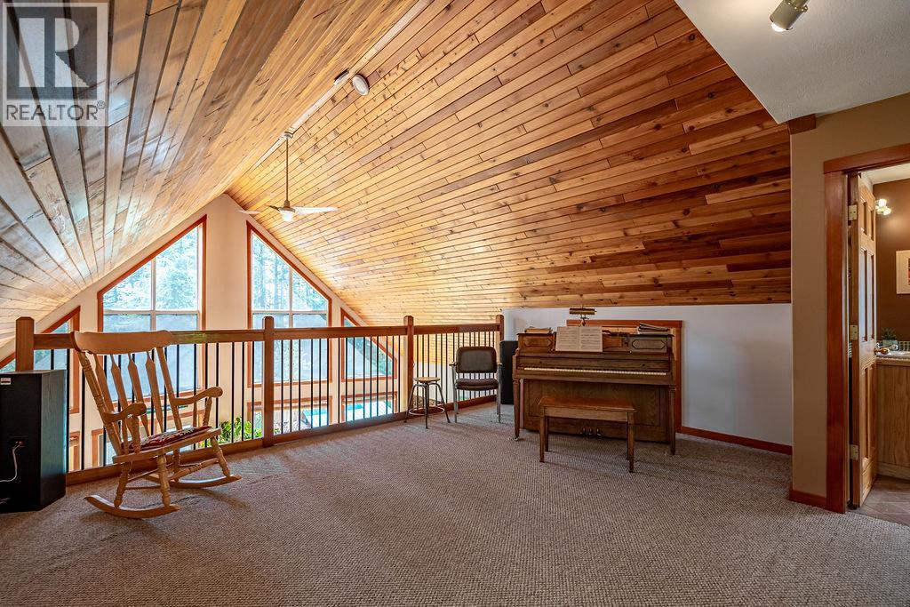 6105 Pine Ridge Road, Kaslo