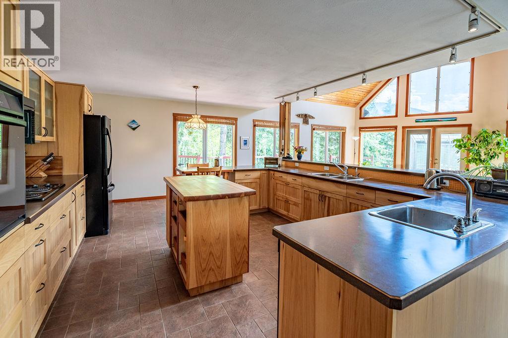 6105 Pine Ridge Road, Kaslo