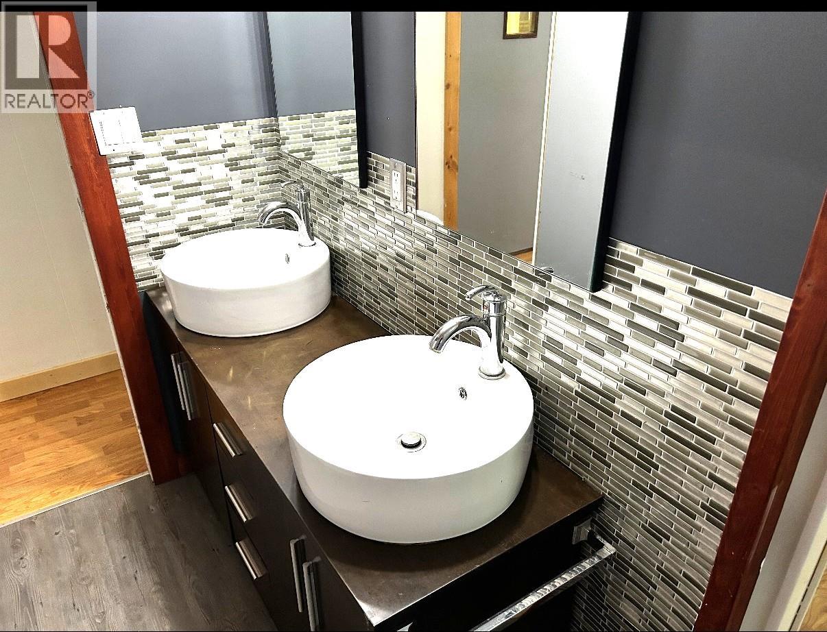 787 Golden Donald Upper Road, Golden