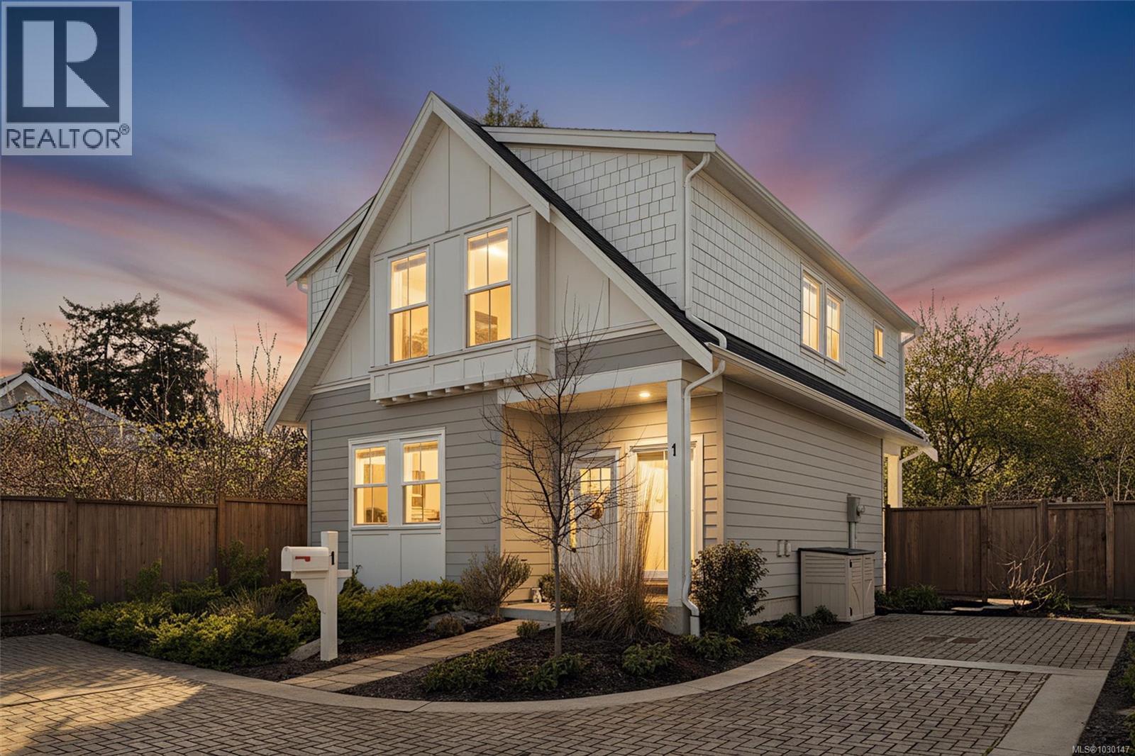 1 3120 Washington Avenue, Victoria