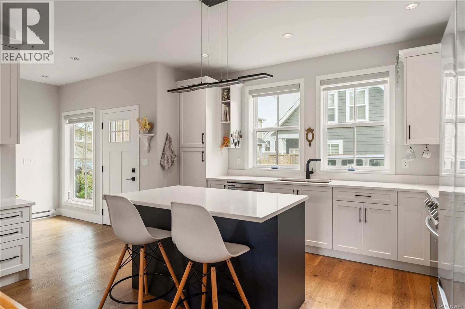 1 3120 Washington Avenue, Victoria