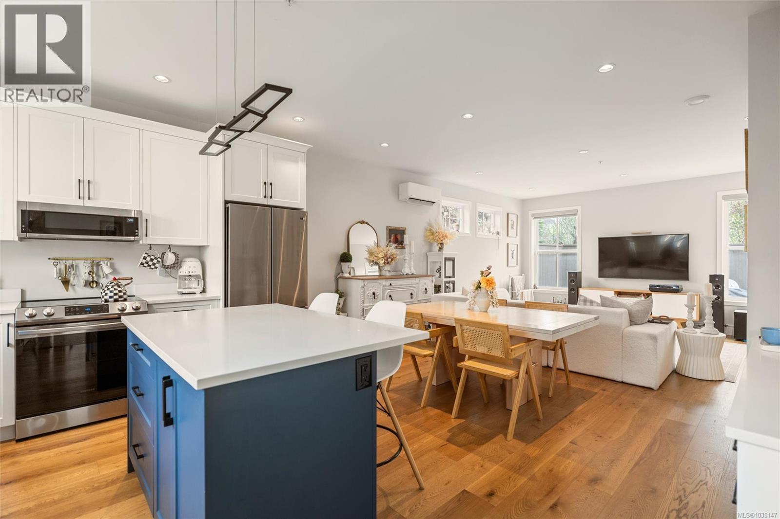 1 3120 Washington Avenue, Victoria