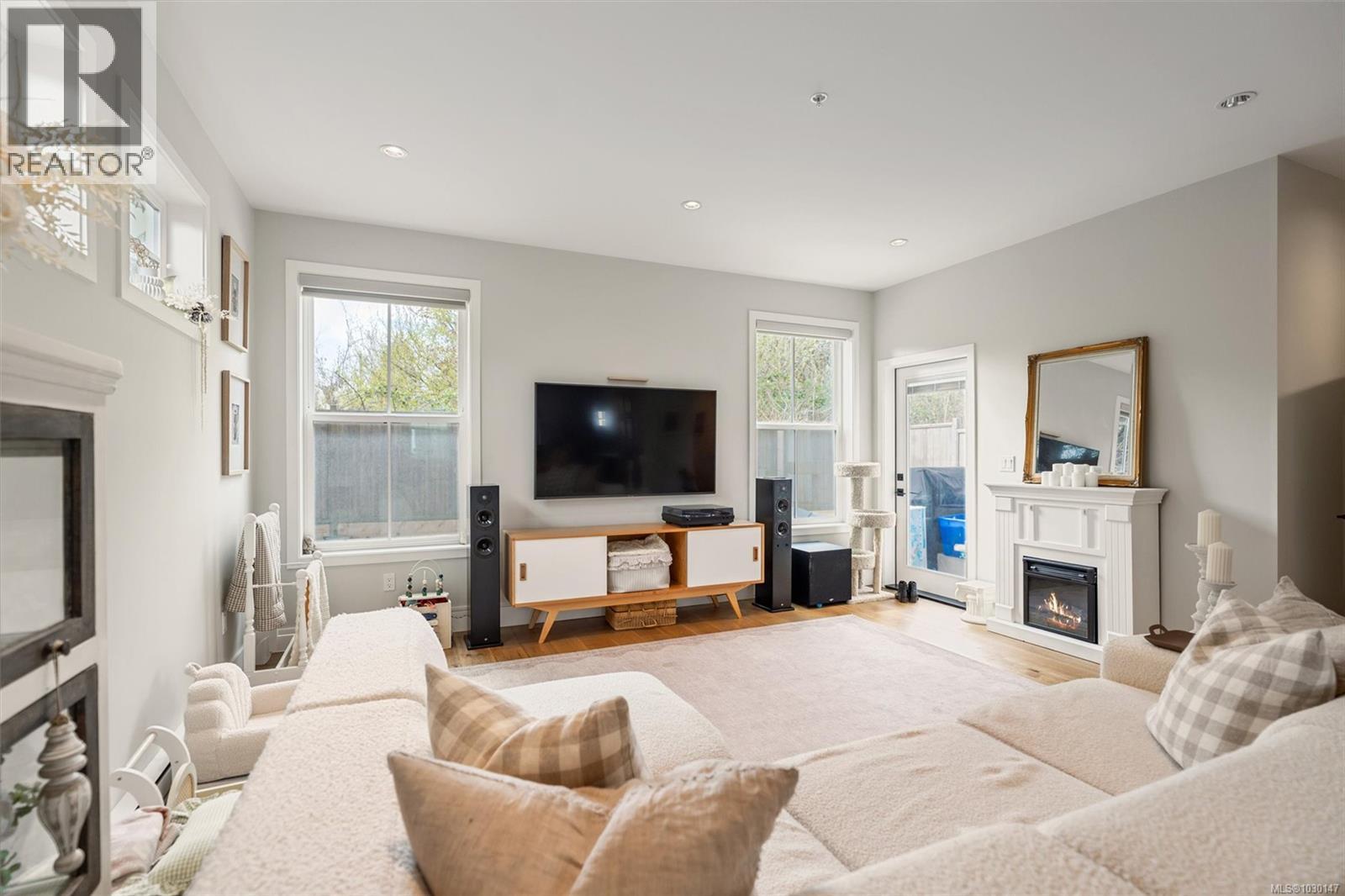 1 3120 Washington Avenue, Victoria