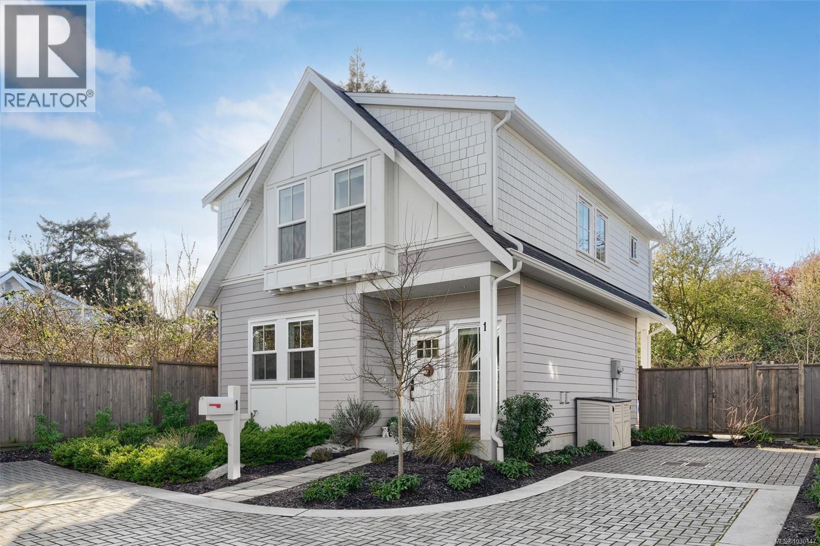 1 3120 Washington Avenue, Victoria