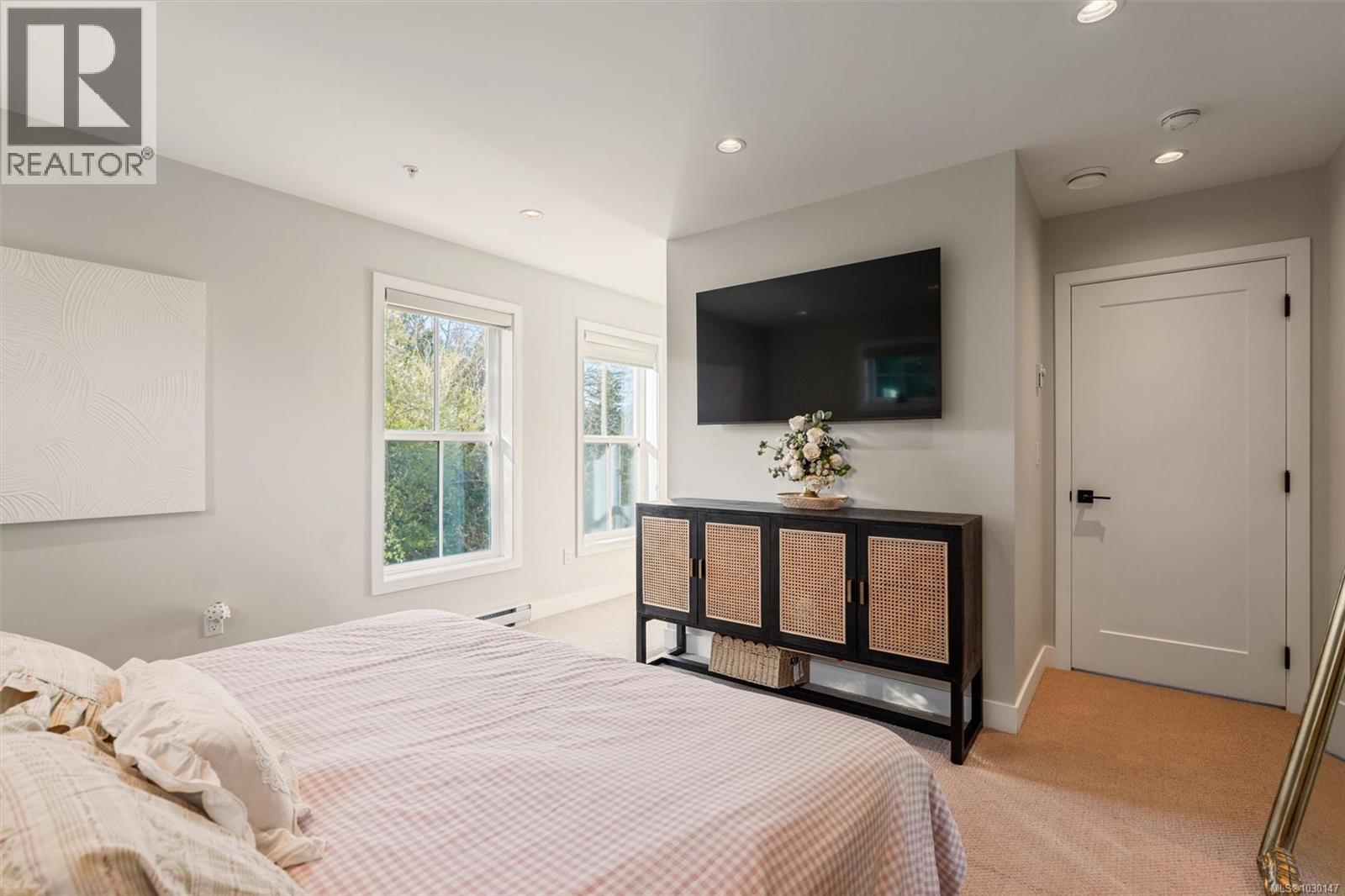 1 3120 Washington Avenue, Victoria