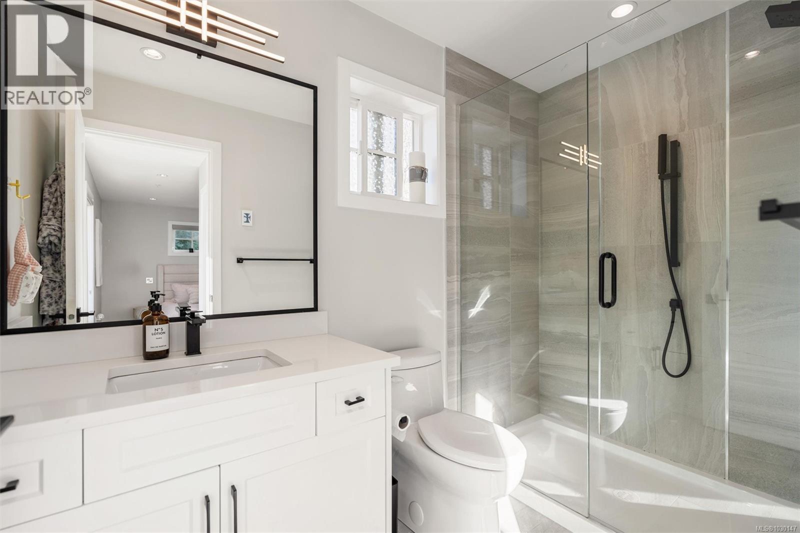 1 3120 Washington Avenue, Victoria