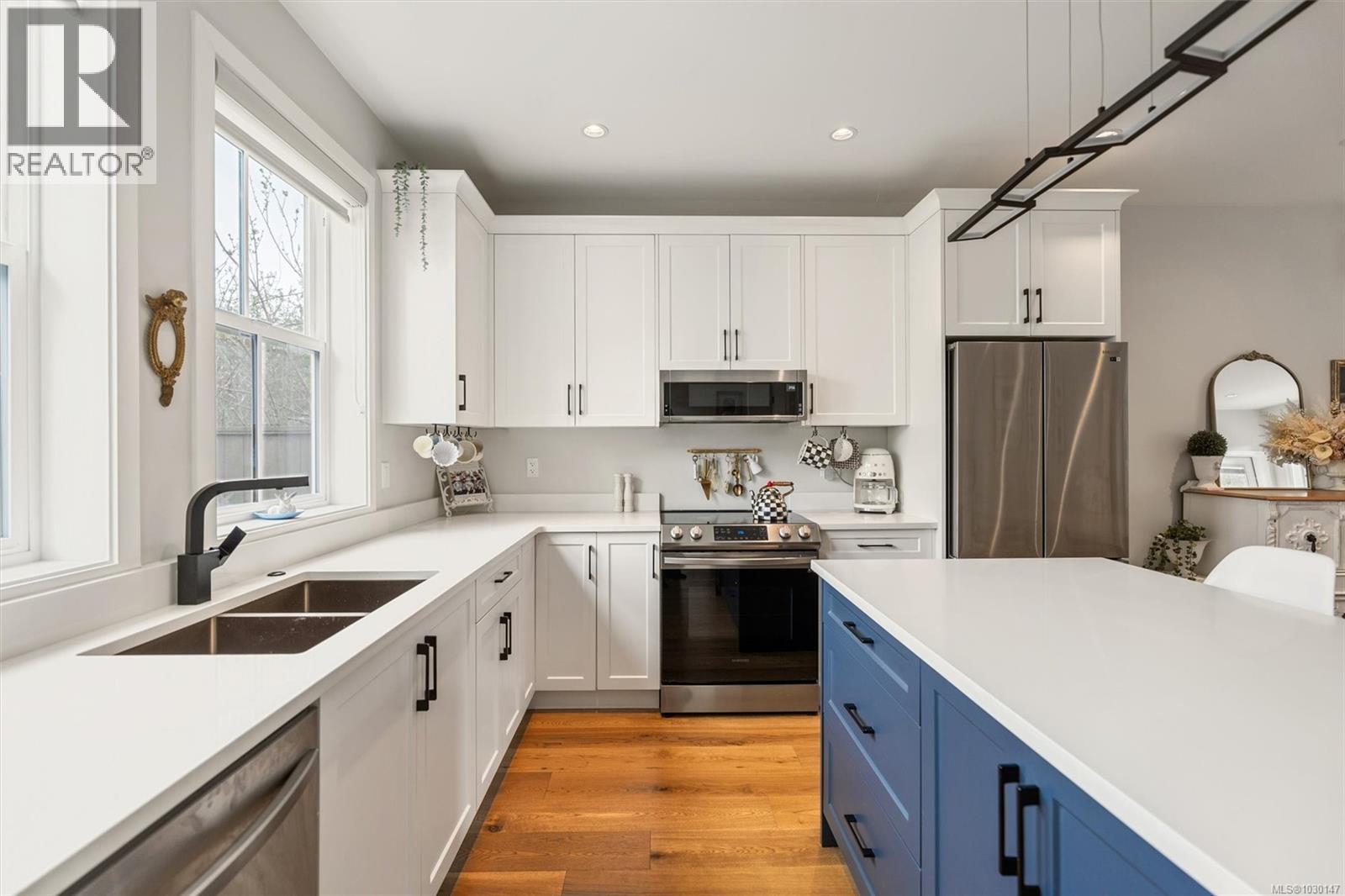 1 3120 Washington Avenue, Victoria