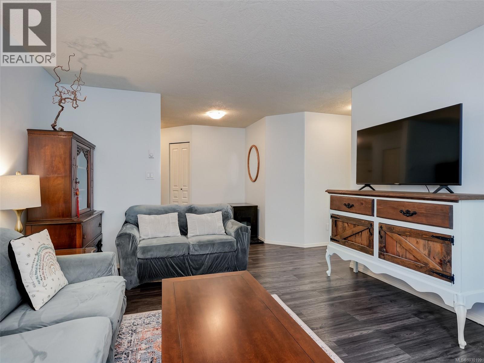 203 490 Marsett Place, Saanich