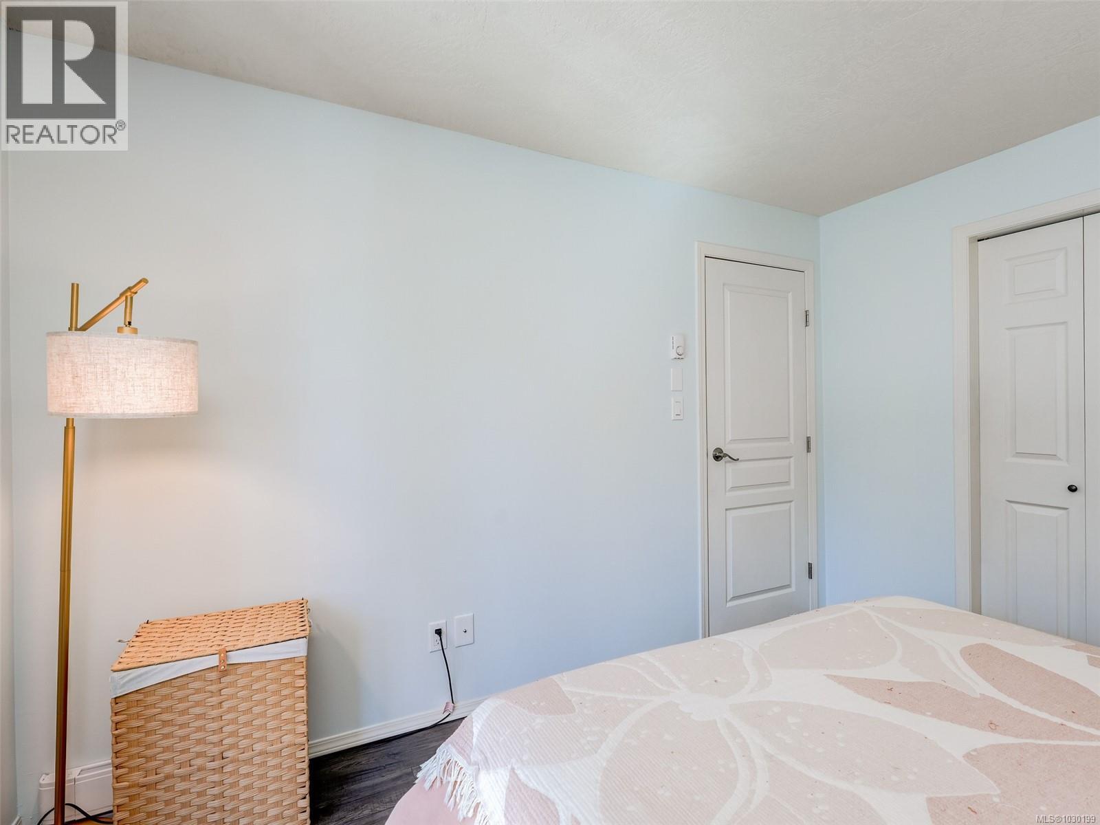 203 490 Marsett Place, Saanich