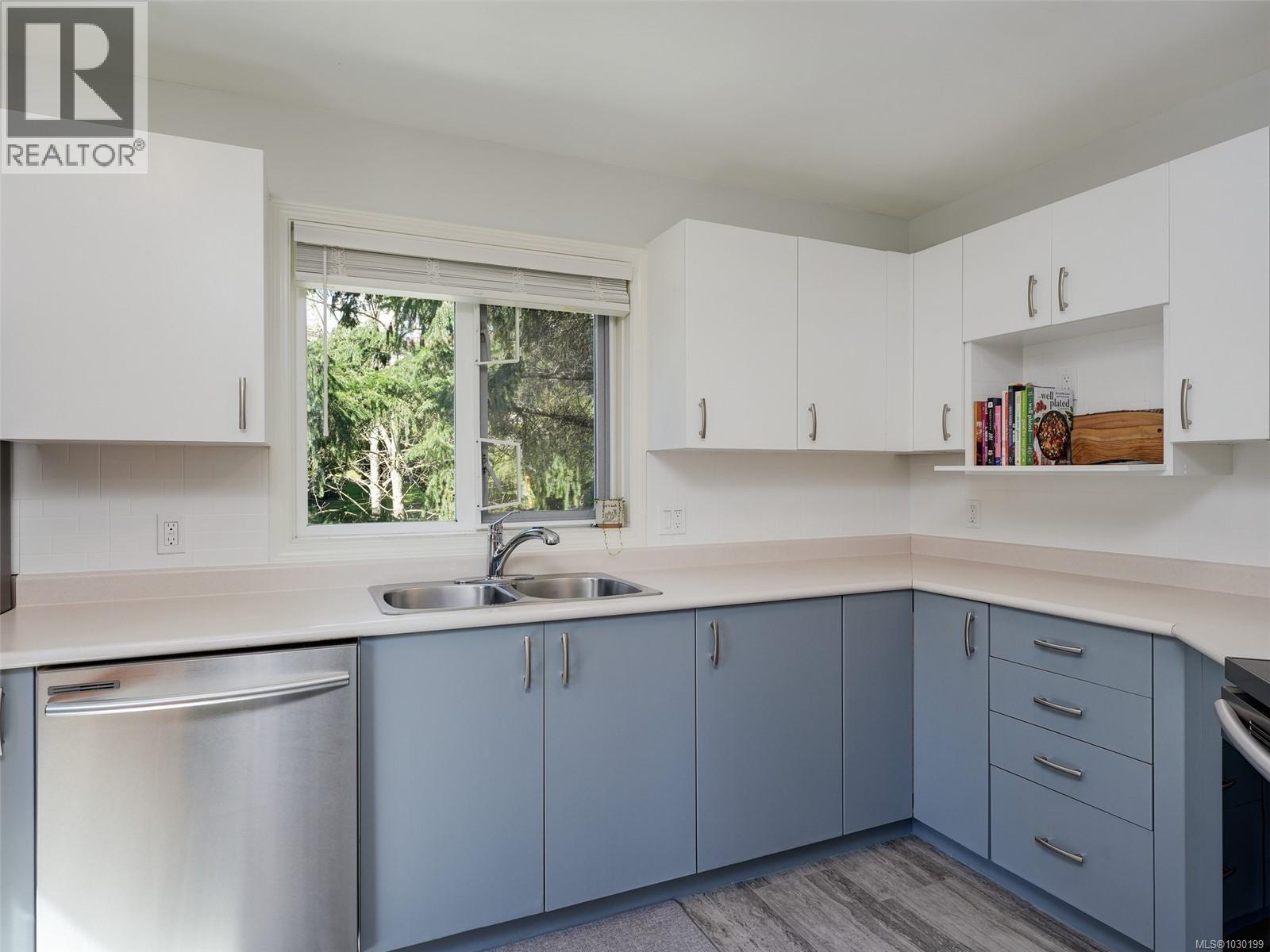 203 490 Marsett Place, Saanich