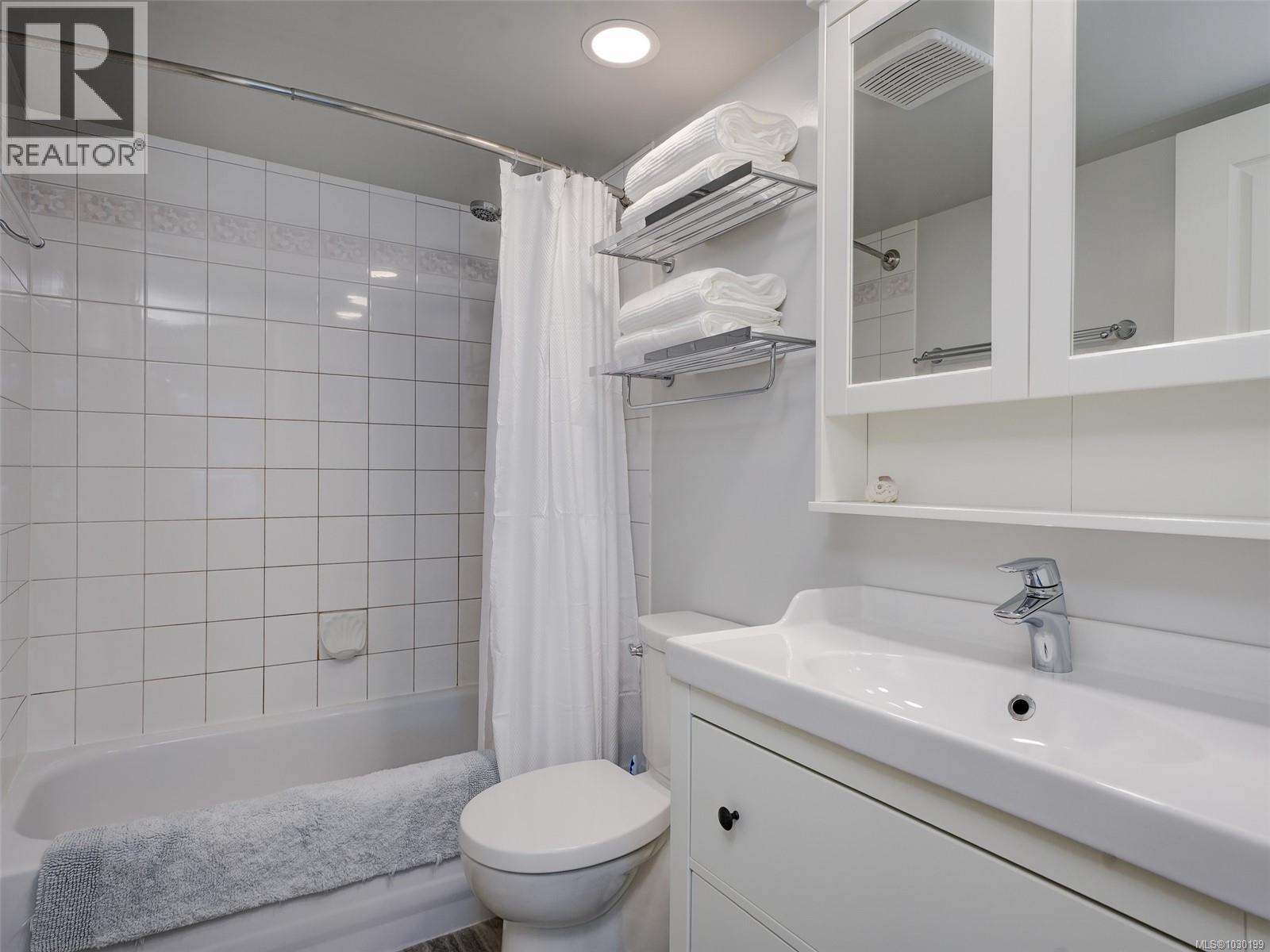 203 490 Marsett Place, Saanich