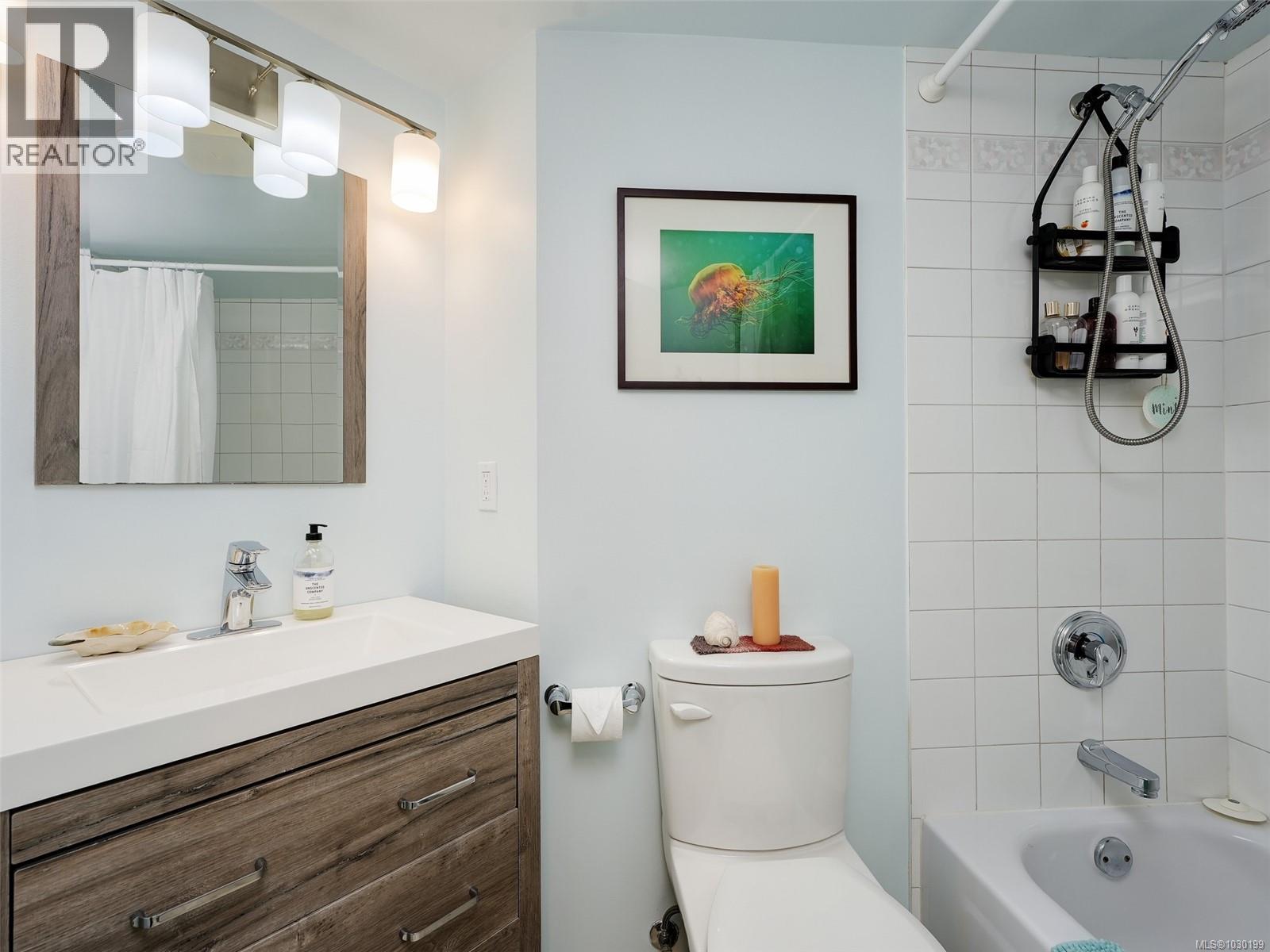 203 490 Marsett Place, Saanich