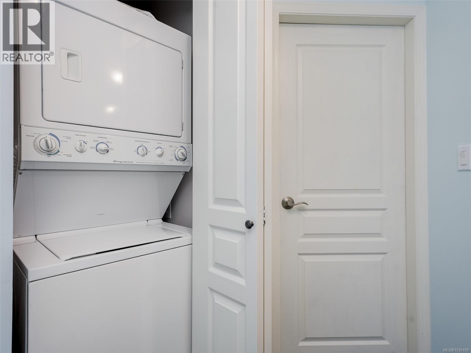 203 490 Marsett Place, Saanich