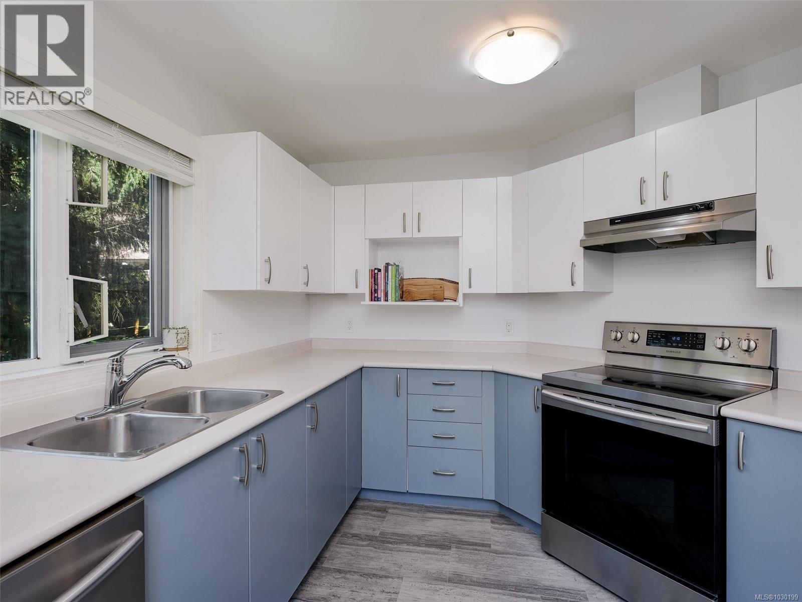 203 490 Marsett Place, Saanich