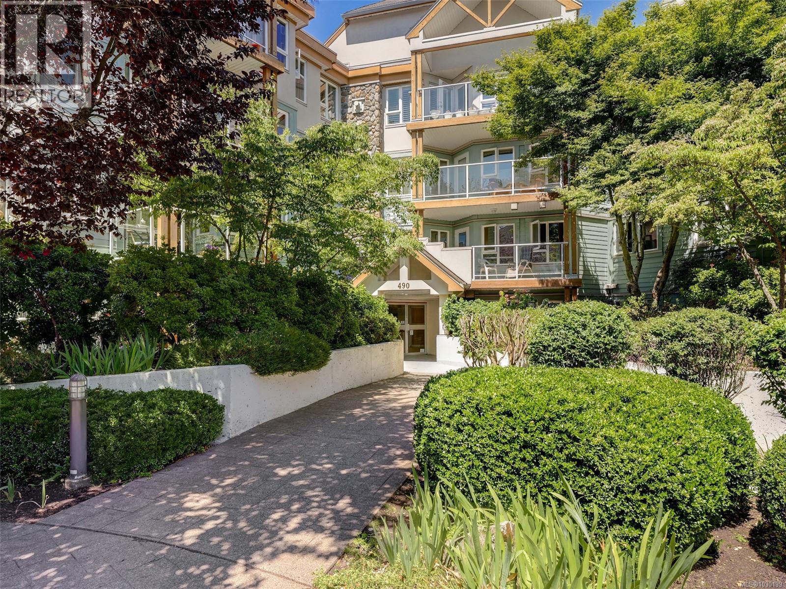 203 490 Marsett Place, Saanich