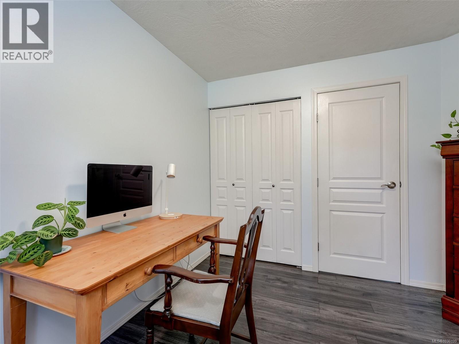 203 490 Marsett Place, Saanich