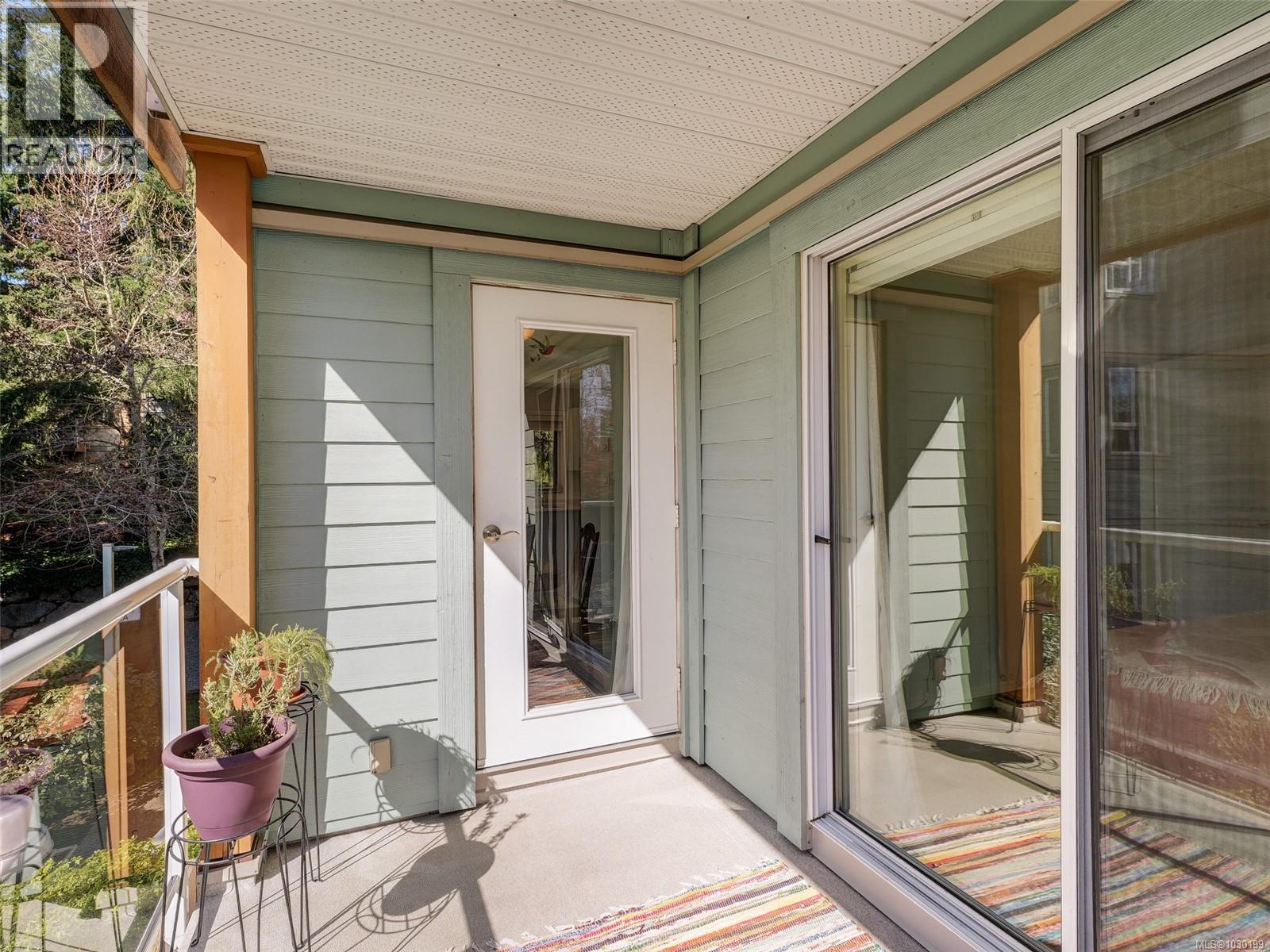 203 490 Marsett Place, Saanich