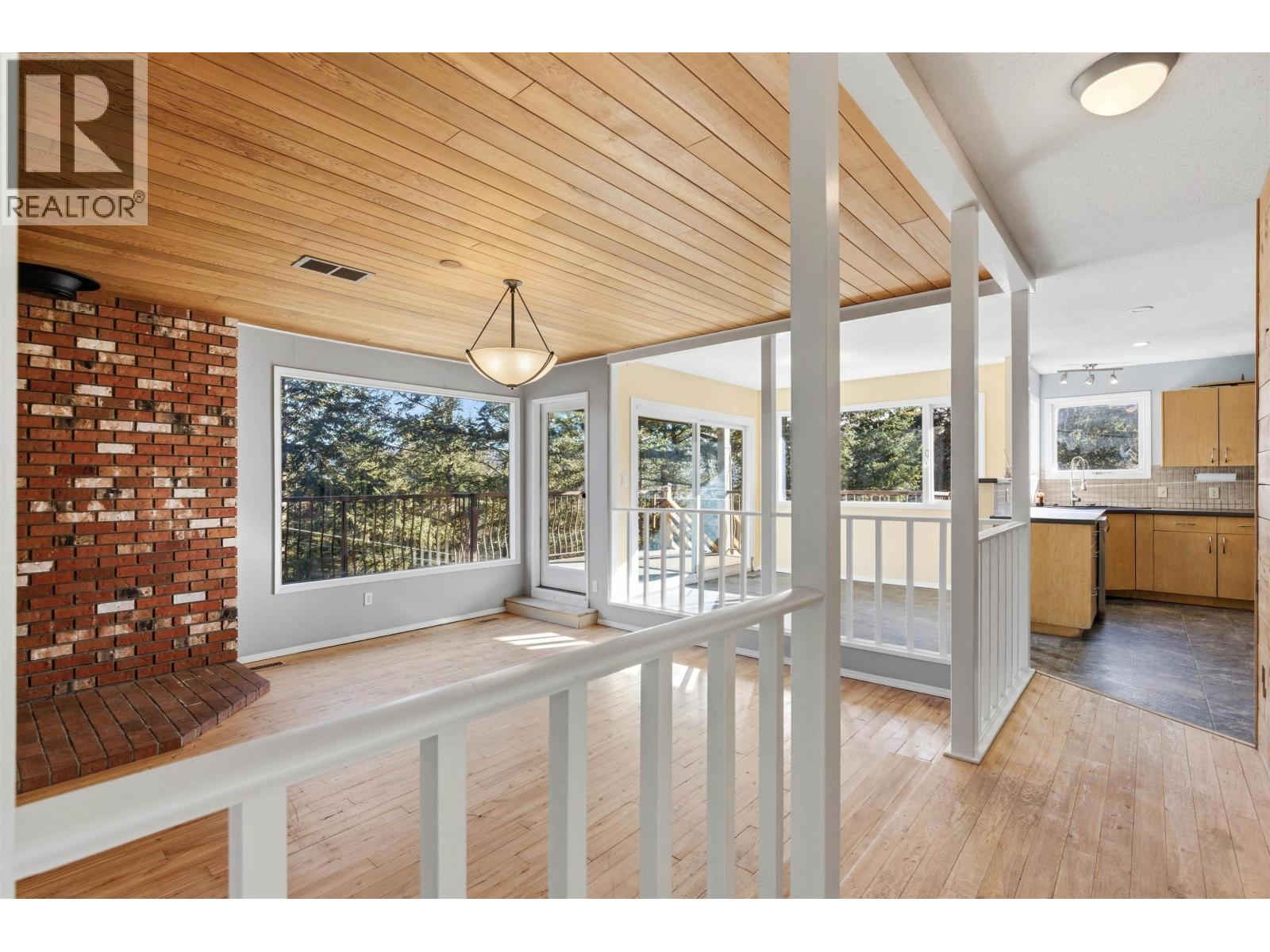 536 ROBERTS DRIVE - 8