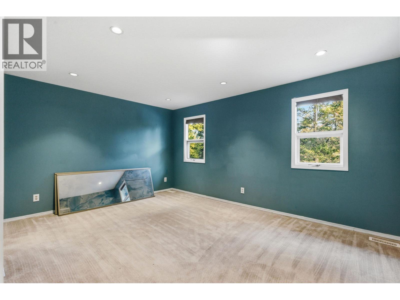 536 ROBERTS DRIVE - 12