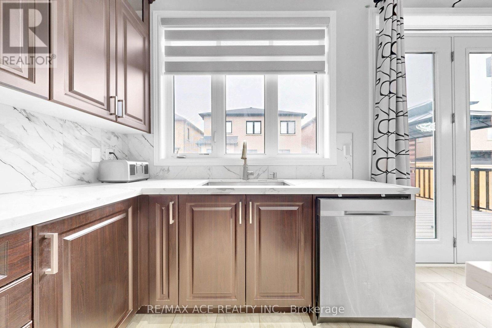 63 SUTTONRAIL WAY - 18