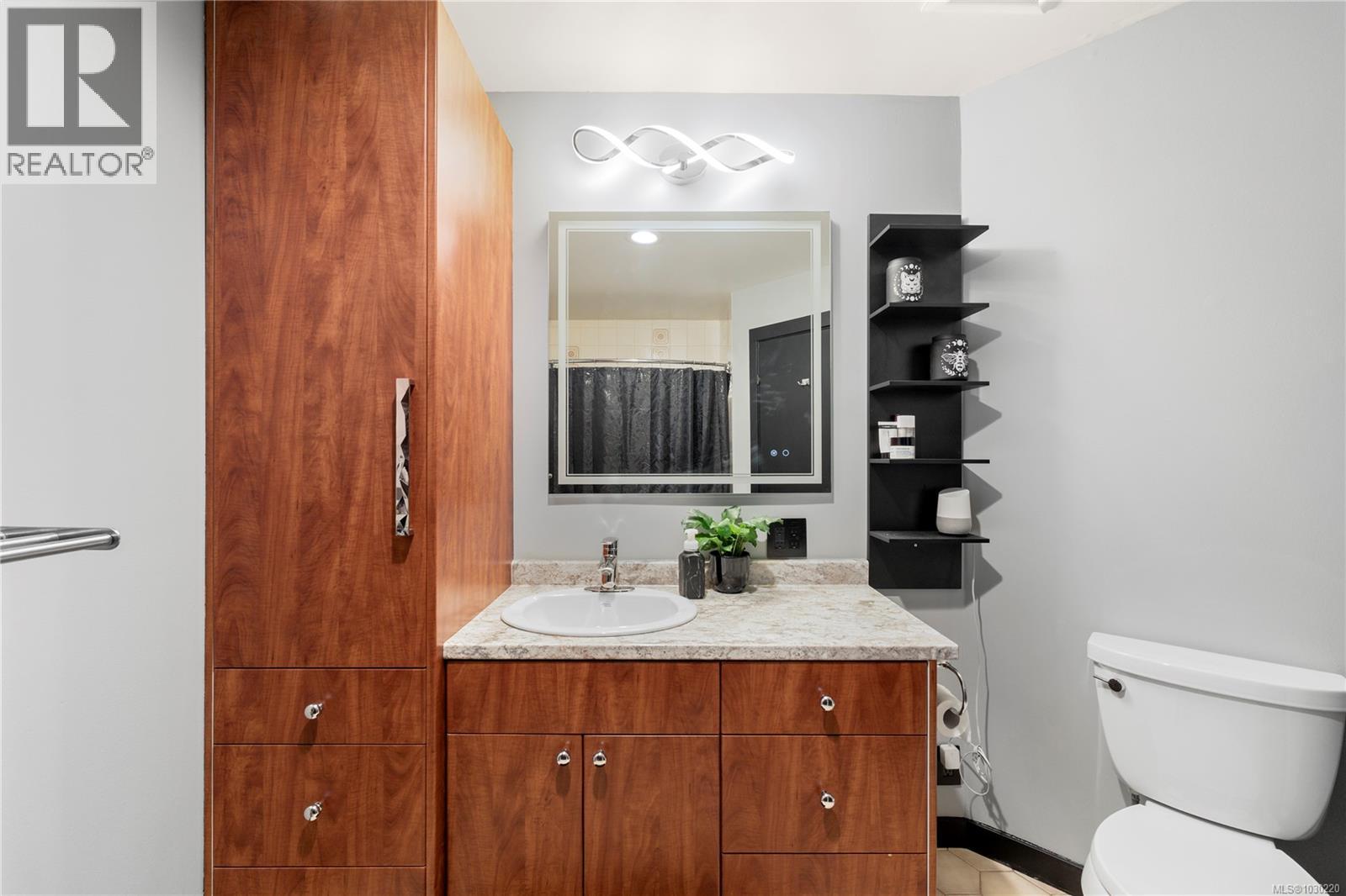 402 1241 Fairfield Road, Victoria