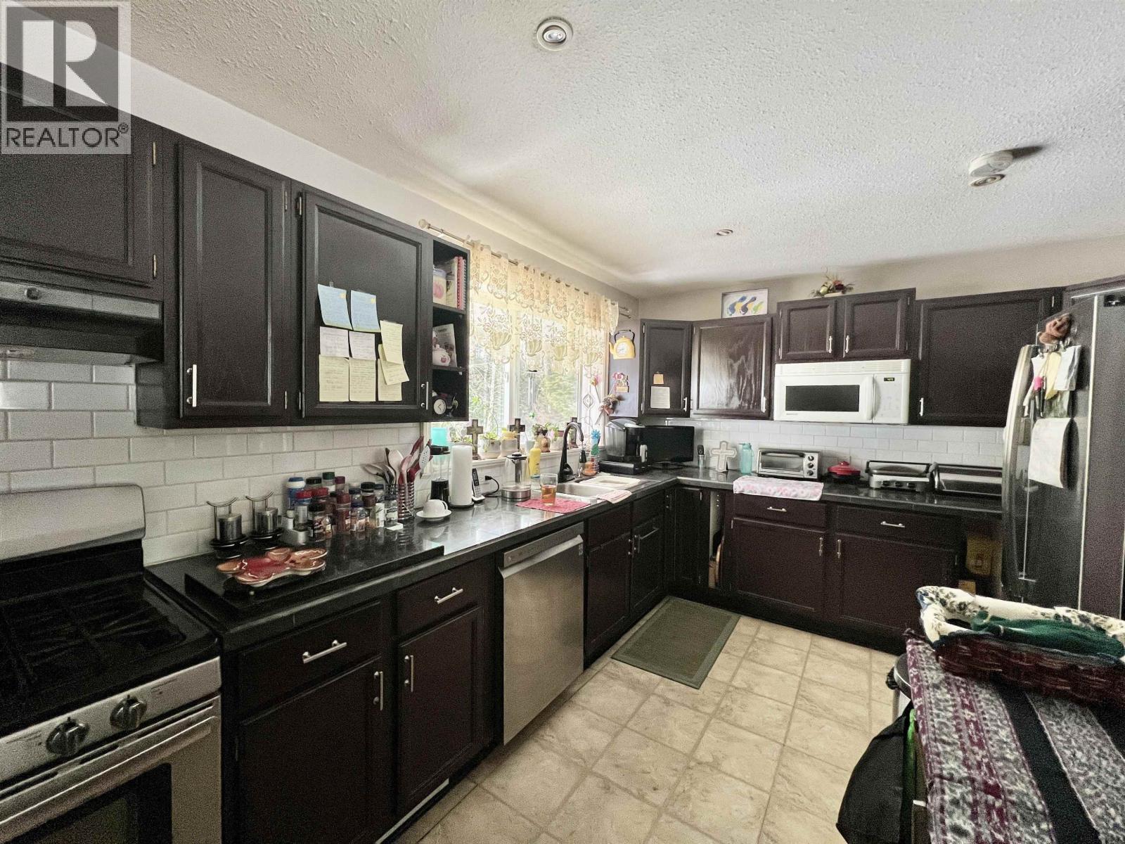 196 CHINOOK AVENUE - 11