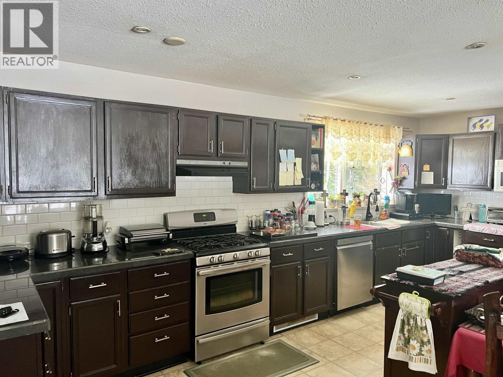 196 CHINOOK AVENUE - 13