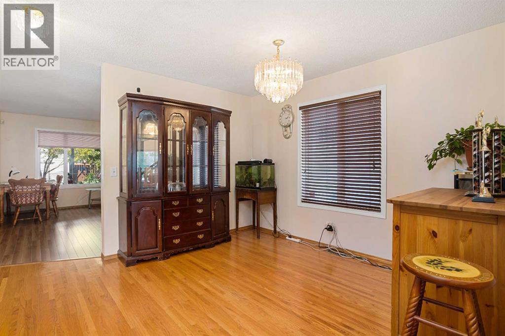 218 15 AVENUE NW - 7