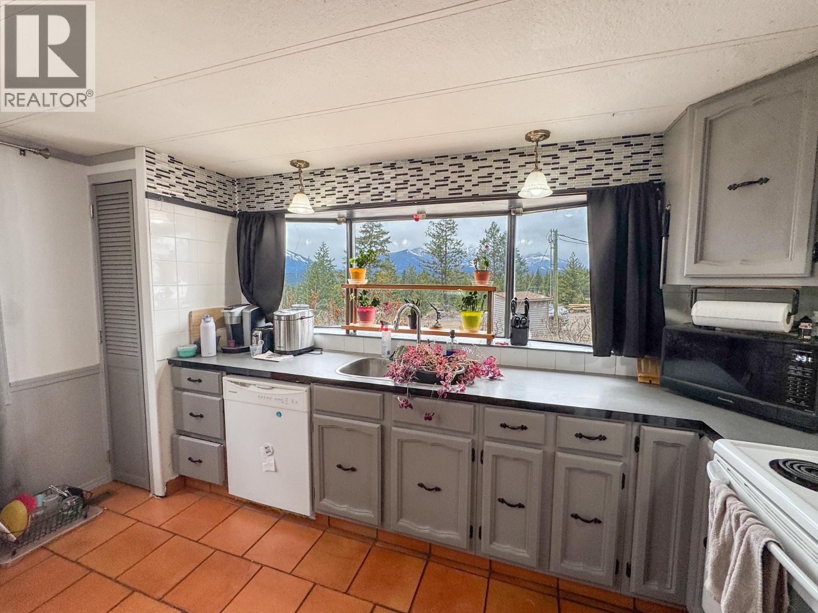 12 Eacrett Road, Radium Hot Springs