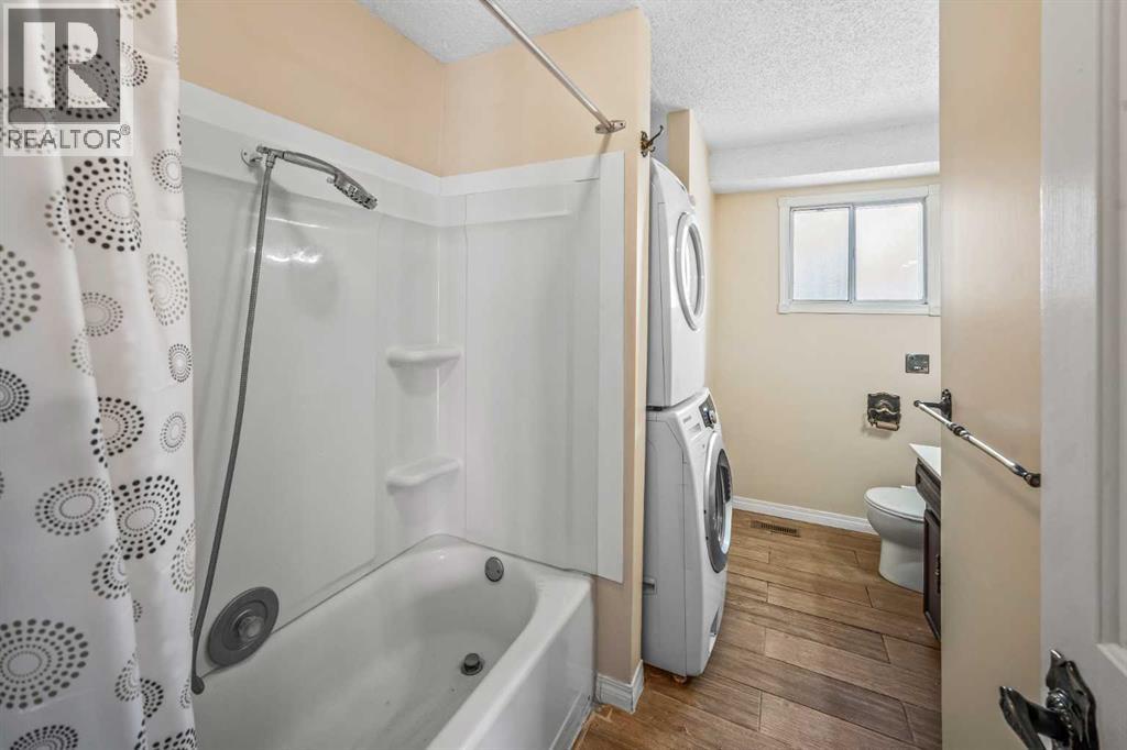 Single Family House Bi-level for Sale in  Queen Charlotte Drive SE Queensland Calgary 