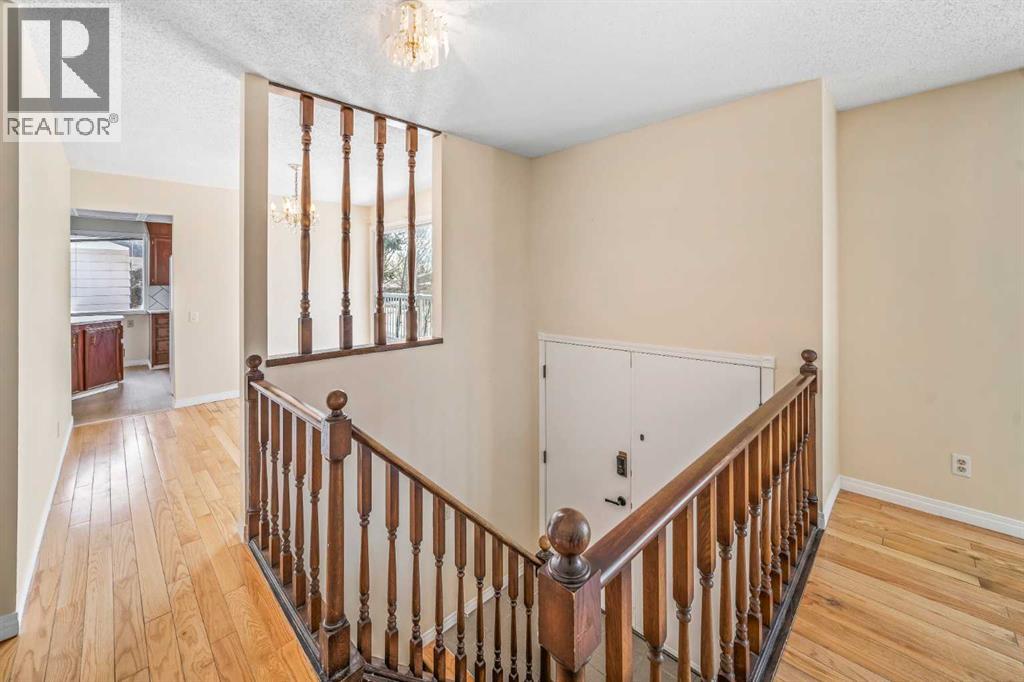 Single Family House Bi-level for Sale in  Queen Charlotte Drive SE Queensland Calgary 