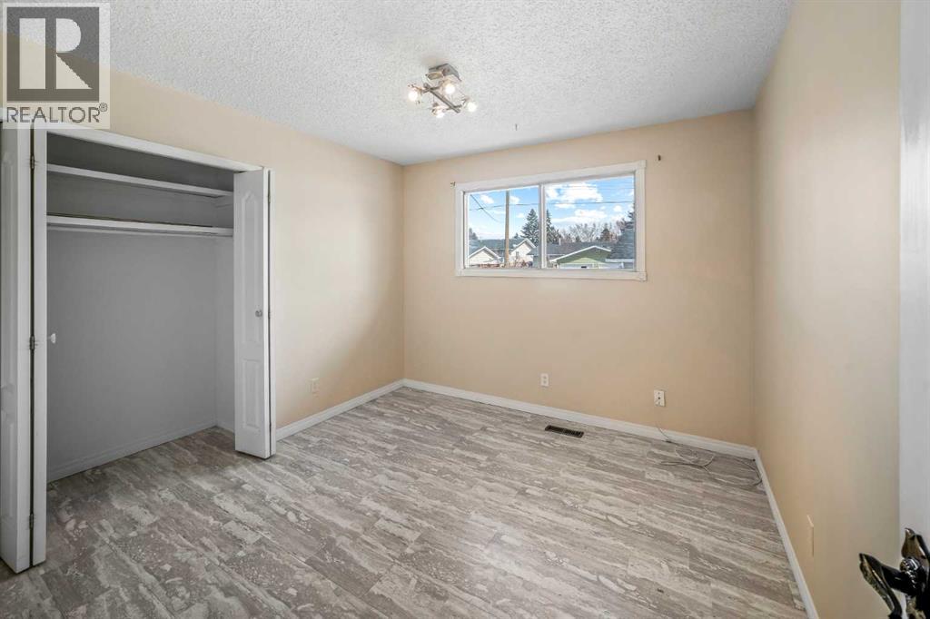 Single Family House Bi-level for Sale in  Queen Charlotte Drive SE Queensland Calgary 