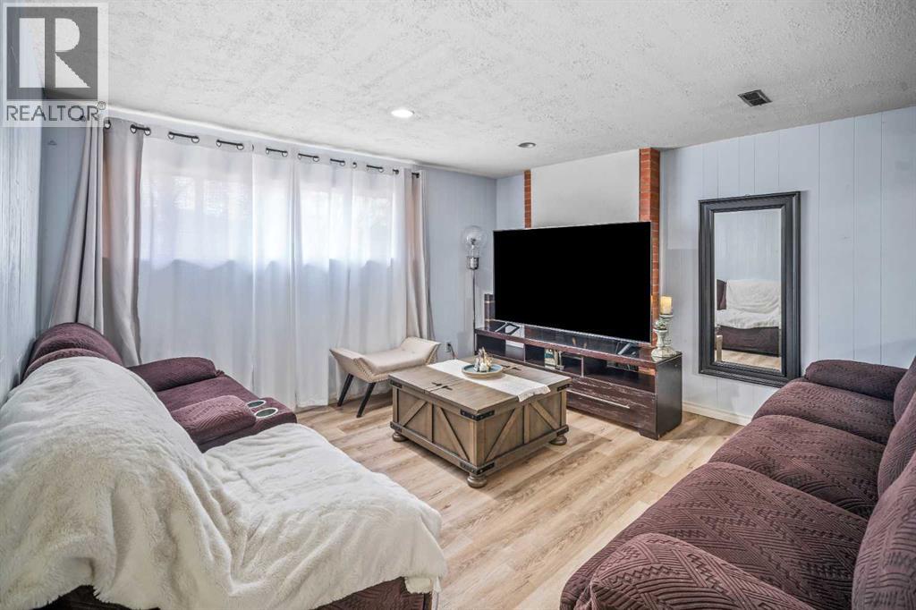 Single Family House Bi-level for Sale in  Queen Charlotte Drive SE Queensland Calgary 