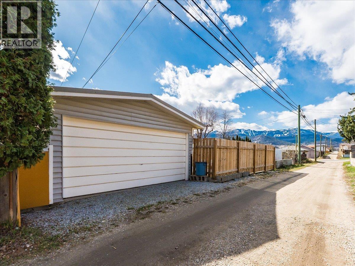 2225 7th Avenue, Trail