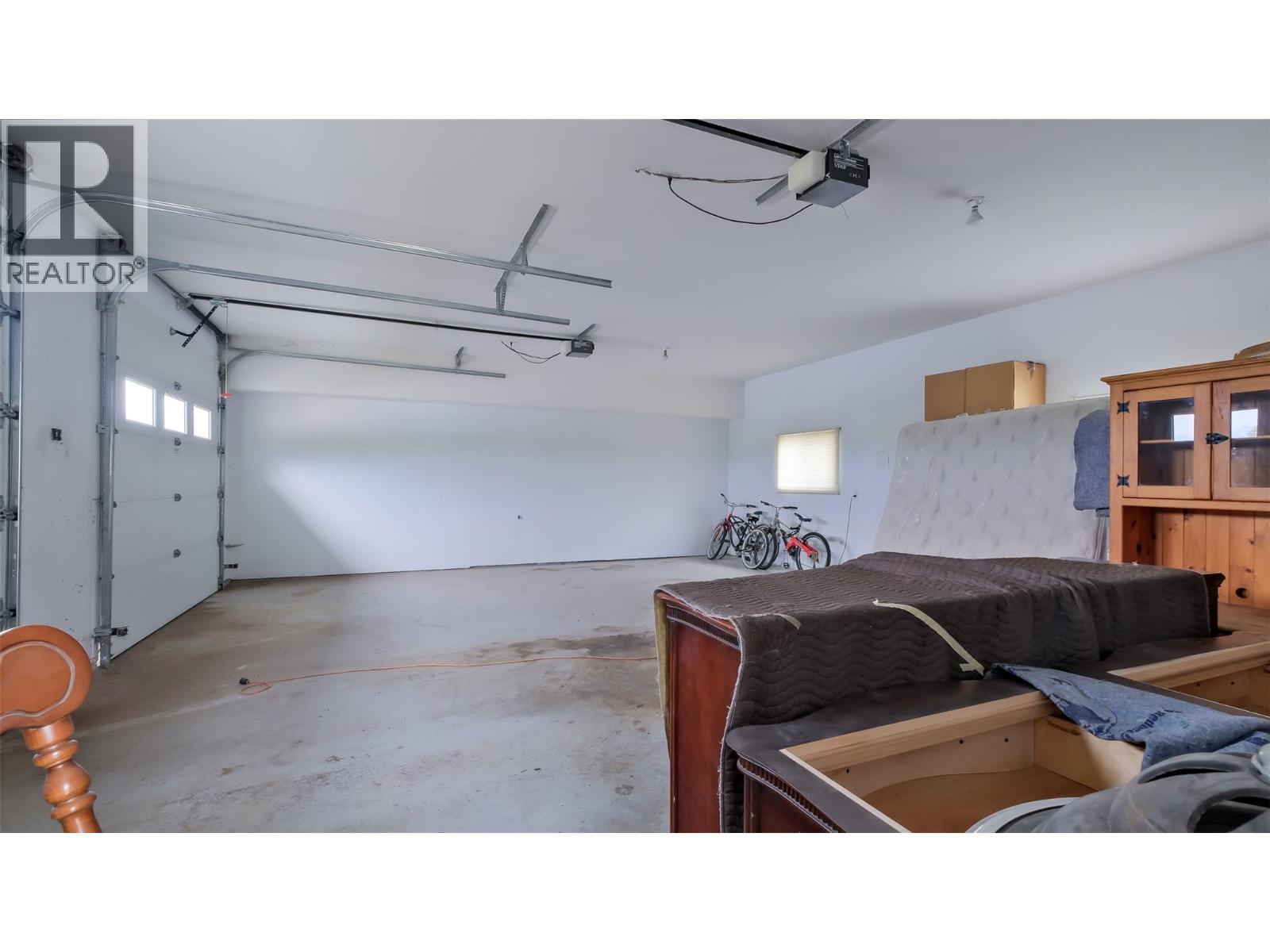 5711 White Street, Summerland