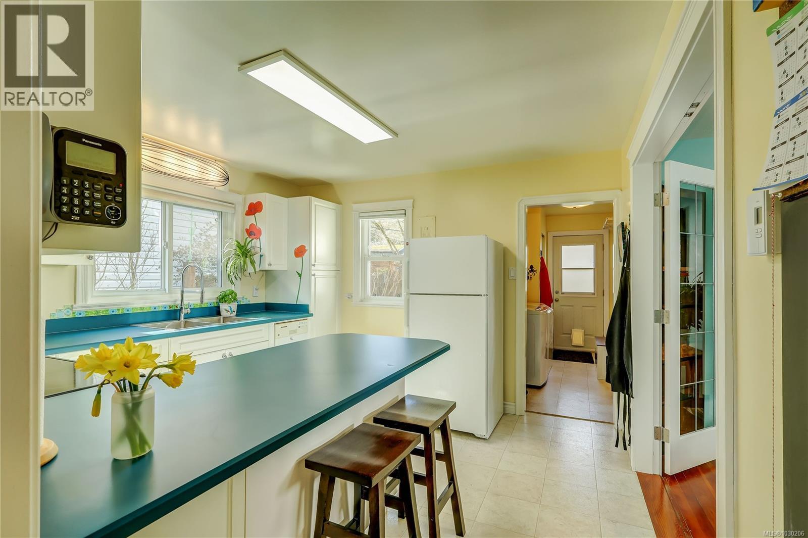 659 LAMBERT AVE - 13