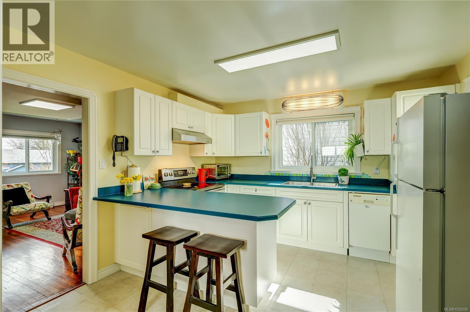 659 LAMBERT AVE - 16