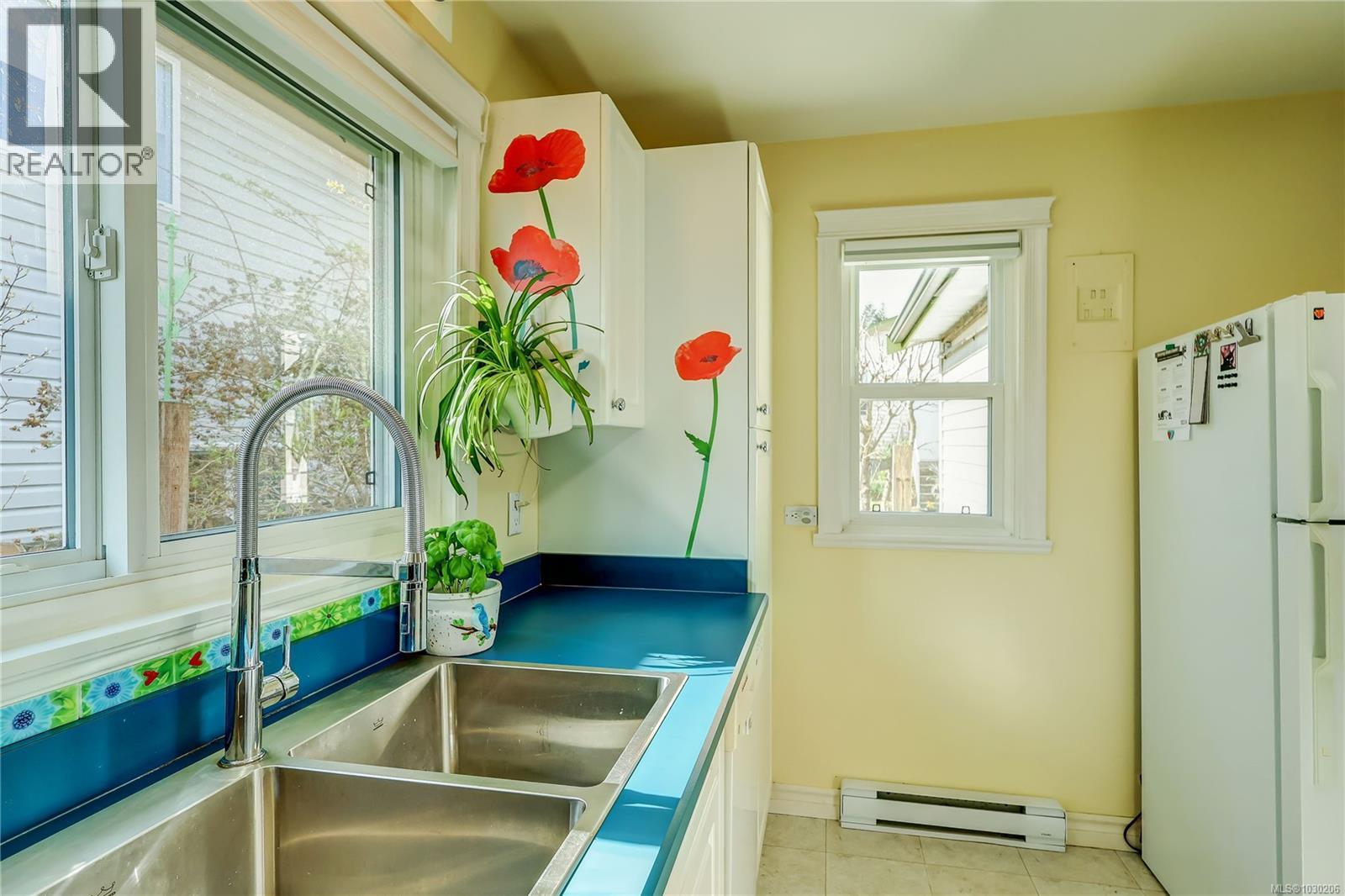 659 LAMBERT AVE - 18