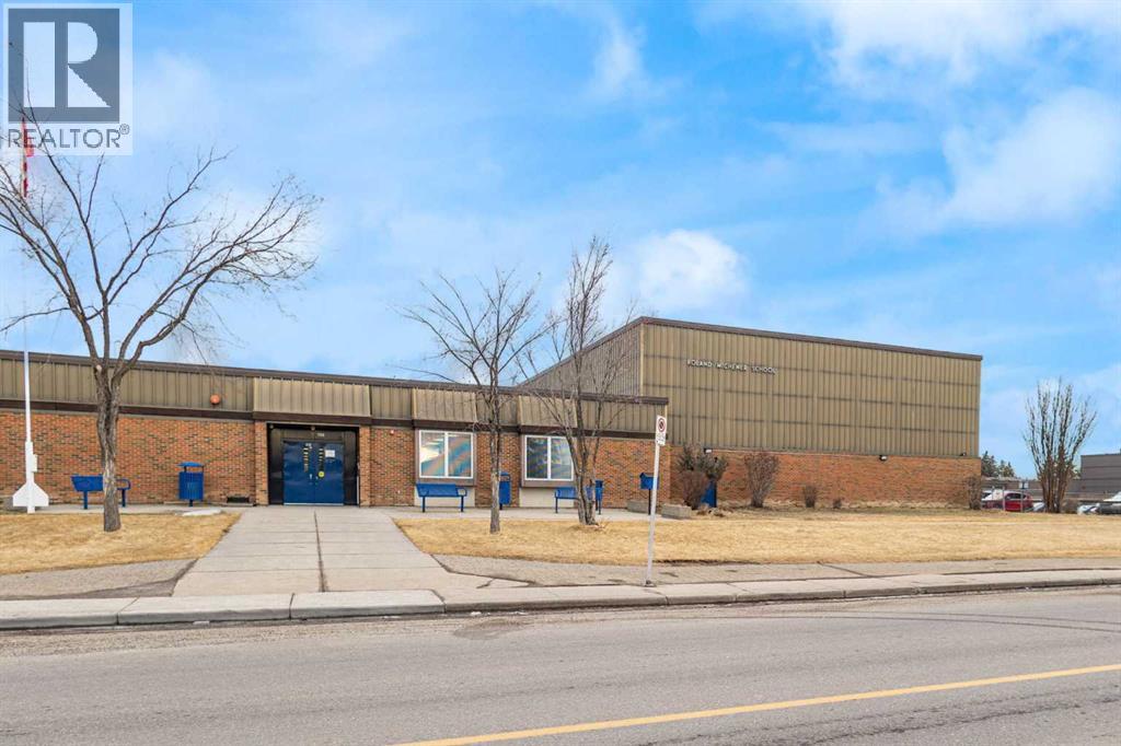 
          355 Georgian Villas
            <br/>
            <span>Calgary</span>
            , 
            <span>AB</span>
             <span>T2A7C7</span>
         - Photo 31