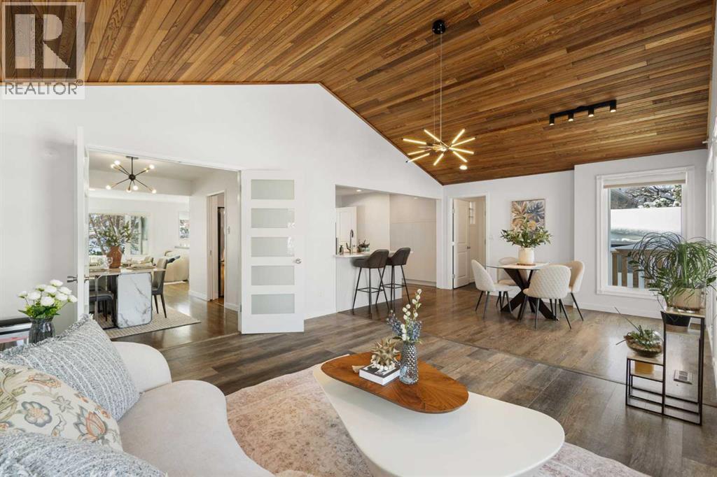 Single Family House Bi-level for Sale in  Varview Place NW Varsity Calgary 