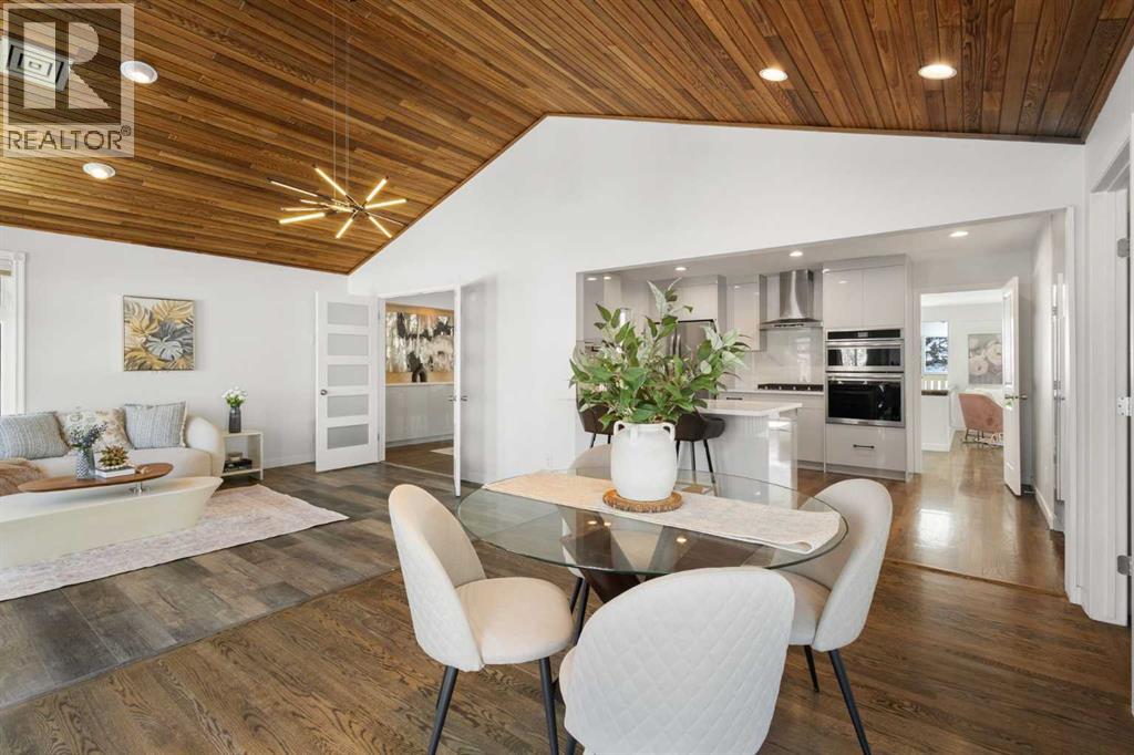 Single Family House Bi-level for Sale in  Varview Place NW Varsity Calgary 