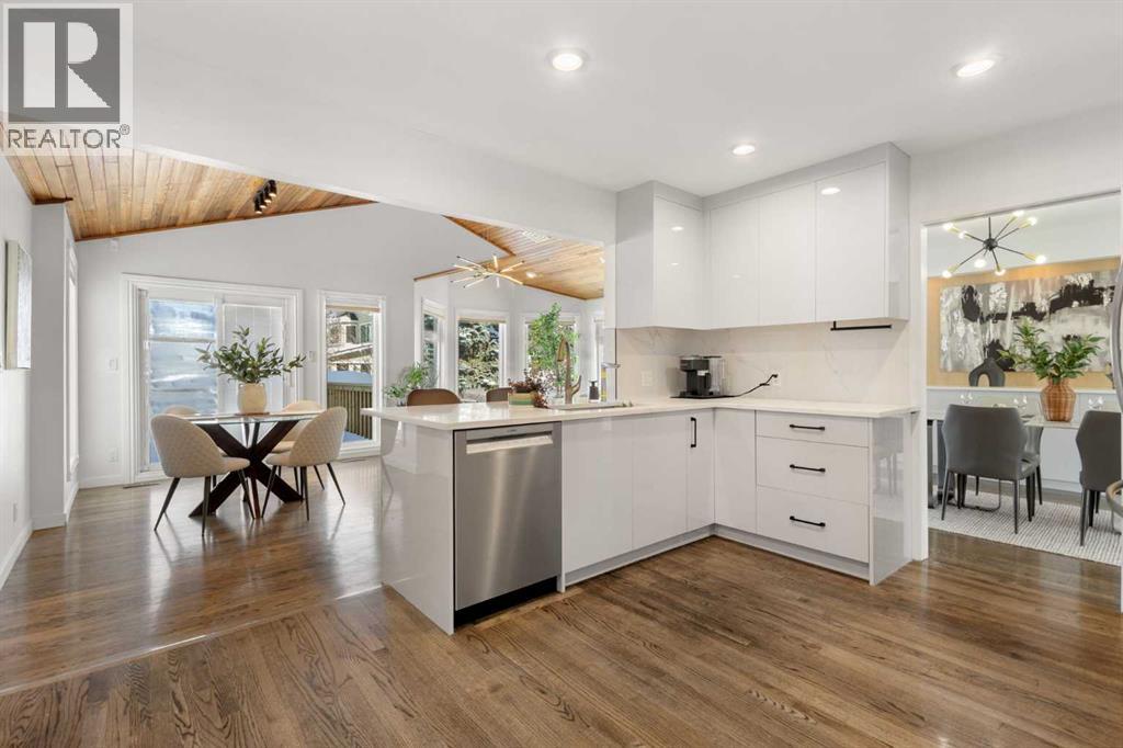 Single Family House Bi-level for Sale in  Varview Place NW Varsity Calgary 