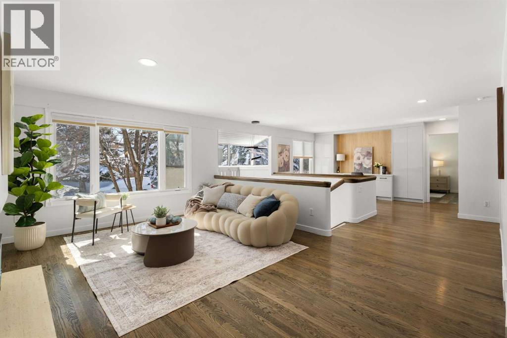 Single Family House Bi-level for Sale in  Varview Place NW Varsity Calgary 