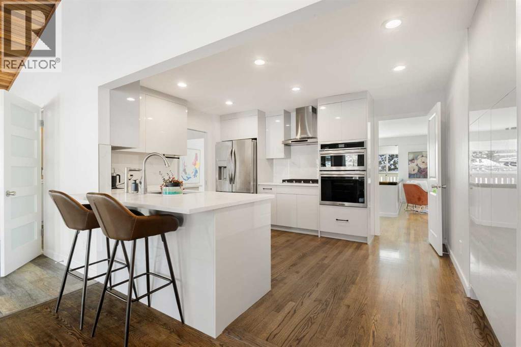 Single Family House Bi-level for Sale in  Varview Place NW Varsity Calgary 